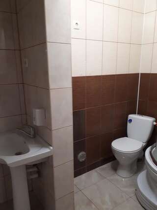 Отель Пані Анна Каменец-Подольский Односпальная кровать в общем номере с 10 кроватями-3